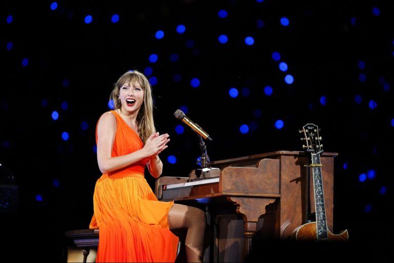 1721056371 taylor swift piano crisis managament 0724 g2161920111