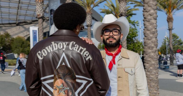 urlhttps3A2F2Fcalifornia times brightspot.s3.amazonaws.com2F6d2F3a2F169b8a6c4ed49efd16c4a85984ec2F1503938 wk beyonce cowboy carter fan outfits jey 230 2